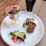 pizza&cafe toco - ■デザート３種盛り
・キャロットケーキ(卵不使用)
・狭山緑茶のバスクチーズケーキ
・ジェラート[北海道ミルク&ストロベリー]
・コーヒー２杯付き