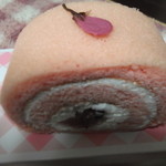 栄進堂 - 桜のロールケーキ。真ん中には、美味しい桜餡が入ってました。