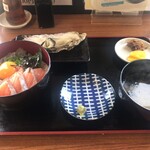 すっつしらす会館 - 2024年5月5日 しらす、サクラマス丼　¥2000 (生しらす)