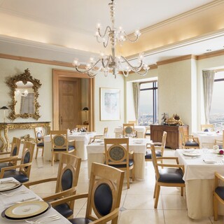 高層階のホテル25階に位置するメインダイニング