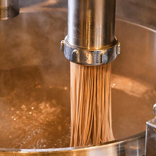 天然調味料のみを使った、韓国冷麺名人直伝の自家製冷麺が絶品！