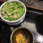 Gochisou Ya Ponta - 胡麻ドレッシングを掛けた野菜サラダとお新香