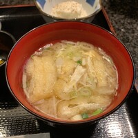 ごちそう家 ぽん太 八丁堀店 - 刻みネギとキャベツと油揚げの味噌汁