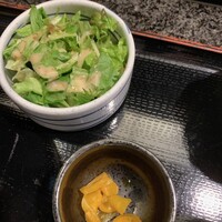 ごちそう家 ぽん太 八丁堀店 - 胡麻ドレッシングを掛けた野菜サラダとお新香