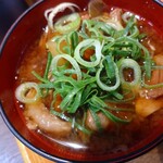 浪花焼肉 肉タレ屋 - ほぼ 具材のお味噌汁です。牛すじなのか 牛肉 そのものなのか とろとろの牛肉がゴロゴロ 入っています。ほか人参やしめじ などが入っています。