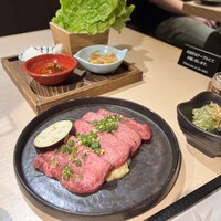 牛刺しと焼肉 仔虎 クリスロード店 - 