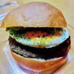 コモディイイダ - 料理写真:惣菜コーナーのテリタマバーガー。スーパーマーケットグルメ。