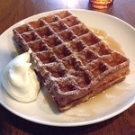 内山下珈琲焙煎所カエル - ワッフル（メイプルシロップにホイプをトッピング）（平成26年3月撮影）