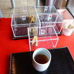 村岡総本舗 - 試食コーナー