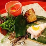 草喰 なかひがし - H26.2 八寸　鰯燻製、鮭と大根の麹漬、牡蠣甘辛煮、ヒイラギ唐揚、菜花、蕪の椿見立て