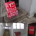 看板（上）に促されて2階に上がると（左下）バーのような扉があります（右下）