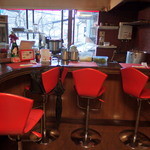 窓からの眺めが素敵なカウンター席