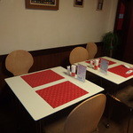 テーブル席。。夜はワインとオードブルを楽しみながら、シメにカレー、なんて楽しみ方も可能です