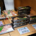 Tanuki sushi - 入口に置かれるお寿司