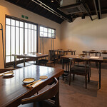 鴨宮 でん - 大きめのイスでゆっくりと食事を楽しめるテーブル席（2～4名様）