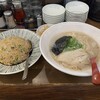 Shimmen Takezou Tsubukuten - 右：豚骨ラーメン 白 ７５０円　左：ランチ焼飯セット ２８０円