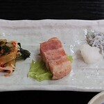 Zeze - 食彩 膳所 ＠茅場町 刺身丼に付く向付 クラゲの酢の物・豚の角煮・しらすおろし