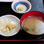 Zeze - 食彩 膳所 ＠茅場町 刺身丼に付く漬物と豆腐・若芽の味噌汁