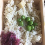 三代目 茂蔵 豆富 - 本格懐石弁当　春：７８０円（午前中は６４７円） （たけのこご飯、炊き合わせ、鶏つくね、えび甘露煮、信田巻き天、菜の花胡麻和え、合鴨ロース、たけのこ土佐煮、ふき含め煮、しば漬け、生麩含め煮、れんこん酢漬け、グリーンピース）