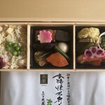 三代目 茂蔵 豆富 - 本格懐石弁当　春：７８０円（午前中は６４７円） （たけのこご飯、炊き合わせ、鶏つくね、えび甘露煮、信田巻き天、菜の花胡麻和え、合鴨ロース、たけのこ土佐煮、ふき含め煮、しば漬け、生麩含め煮、れんこん酢漬け、グリーンピース）