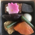 三代目 茂蔵 豆富 - 本格懐石弁当　春：７８０円（午前中は６４７円） （たけのこご飯、炊き合わせ、鶏つくね、えび甘露煮、信田巻き天、菜の花胡麻和え、合鴨ロース、たけのこ土佐煮、ふき含め煮、しば漬け、生麩含め煮、れんこん酢漬け、グリーンピース）