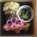 三代目 茂蔵 豆富 - 本格懐石弁当　春：７８０円（午前中は６４７円） （たけのこご飯、炊き合わせ、鶏つくね、えび甘露煮、信田巻き天、菜の花胡麻和え、合鴨ロース、たけのこ土佐煮、ふき含め煮、しば漬け、生麩含め煮、れんこん酢漬け、グリーンピース）