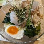 肉汁うどん 飩兵衛 - 彩りもきれい♪