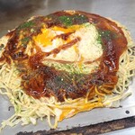 Chii chan - 肉玉そば(税込900円)
                        ・茹で生中太麺
                        ・ミツワソース
                        ・焼き方:ヘラで押さえる
                        ・焼き上がりの形:綺麗な焼き上がり
                        ・鉄板又はお皿で食べるのがスタンダード