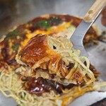 ちいちゃん - お好み村はミツワソース、辛口お好みソースもあり味変可能
            麺は表面を焦がした軟かめ程度、豚バラ肉はカリッと焼いてあり食感のアクセントに、玉子が半熟なのは好み
            辛口お好みソースと良くマッチしています