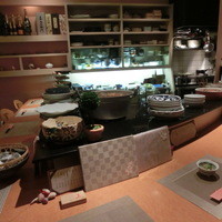 かさね - Ｌ字型のカウンタ＾の中が厨房だ。