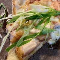 尾山台 山田 - 四万十鶏に九条ネギのピッツァ トンナートソース
