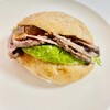 ニード - 料理写真:自家製ローストビーフとアボカドのサンド