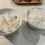 鶴橋ホルモン本舗 - ライス　左が小、右が中
