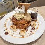 Kafe Ando Bukkusu Biburioteku - 月替わりパンケーキ(5月限定)
                        焦がしバナナとチーズクリーム、
                        シナモンシュガーバターのパンケーキ
                        キャラメルソース