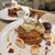 カフェ＆ブックス ビブリオテーク - 料理写真:月替わりパンケーキ(5月限定)焦がしバナナとチーズクリーム、シナモンシュガーバターのパンケーキ キャラメルソース＆ベリーとクリームチーズのパンケーキ