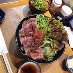 浪花焼肉 肉タレ屋 - お野菜には ドレッシングが最初から少しかかっています。