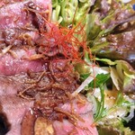 浪花焼肉 肉タレ屋 - ガーリックチップが乗っています　焼き加減が絶妙です♡オニオンチップもかかっています。
