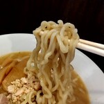 Tantan men senmon menkou reng - 麺リフト⤴️縮れ太麺はシッカリスープを絡めます(*^^*)d　若干短めなので「啜る☆」食感は少なめですが食べ応えは十分❗お腹いっぱいになります(*^_^*)