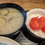 潤の珈琲 - 小鉢その3はトマトとタマネギのサラダ
            何気ない品だが美味かった
            茄子の味噌汁(ﾟдﾟ)ｳﾏｰ