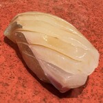 博多 鮨 貴山 - シマアジ→弾力があり脂味と広がる旨味。シャリがほどけて最高だった。