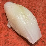 Hakata Sushi Takayama - ヤリイカ→細かく包丁が入っており、弾力がありながら、柔らかなで絶妙な食感。シャリが少なめで包み込む一体感。