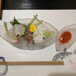 ふぐ御料理處 でん - 鱧の炙りと湯引きを梅肉ソースで