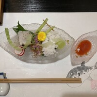ふぐ御料理處 でん - 鱧の炙りと湯引きを梅肉ソースで
