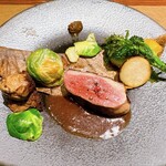 Miura料理店 - ペリゴール産鴨胸肉の朴葉薫り焼き 腿肉のカスレと手羽元のコンフィ