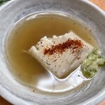 喜乃屋 - 豆腐のおでんは初めて　右のは葱辛子？