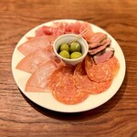 生ハムとサラミの盛り合わせ