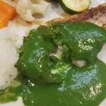 キッチン ブルー グローブ - 甘鯛ポワレをカット、ほうれん草のソースを絡めます