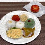 藤田餅店 - 一番手前のうぐいす餅が藤田餅店の品です