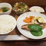 キッチン ブルー グローブ - 甘鯛ポワレ　白だし仕立てほうれん草のソース