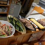 Obanzai Ekubo - カウンターの上には、料理が盛られた大皿がいっぱい